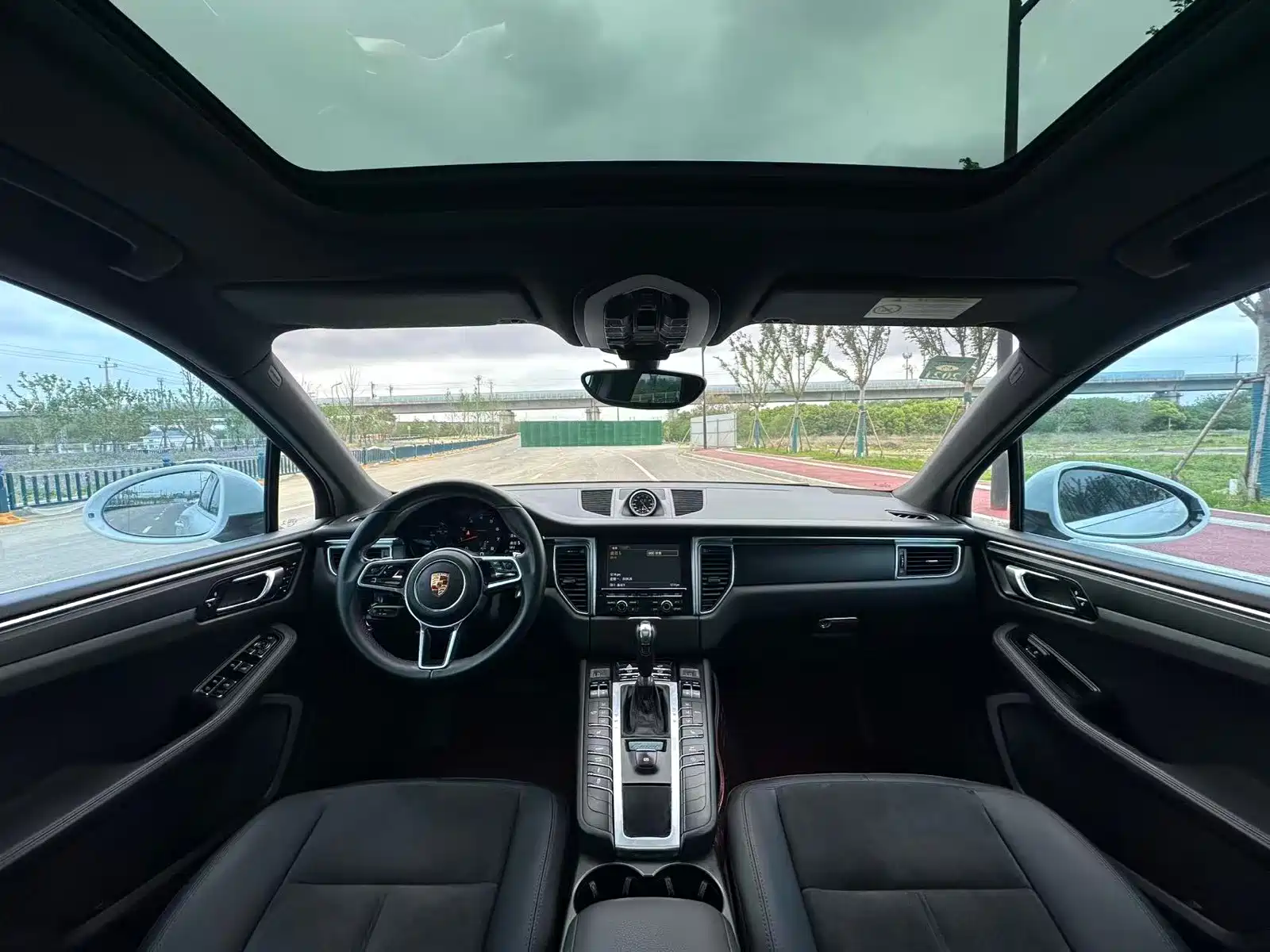 Photo 12 - Porsche Macan