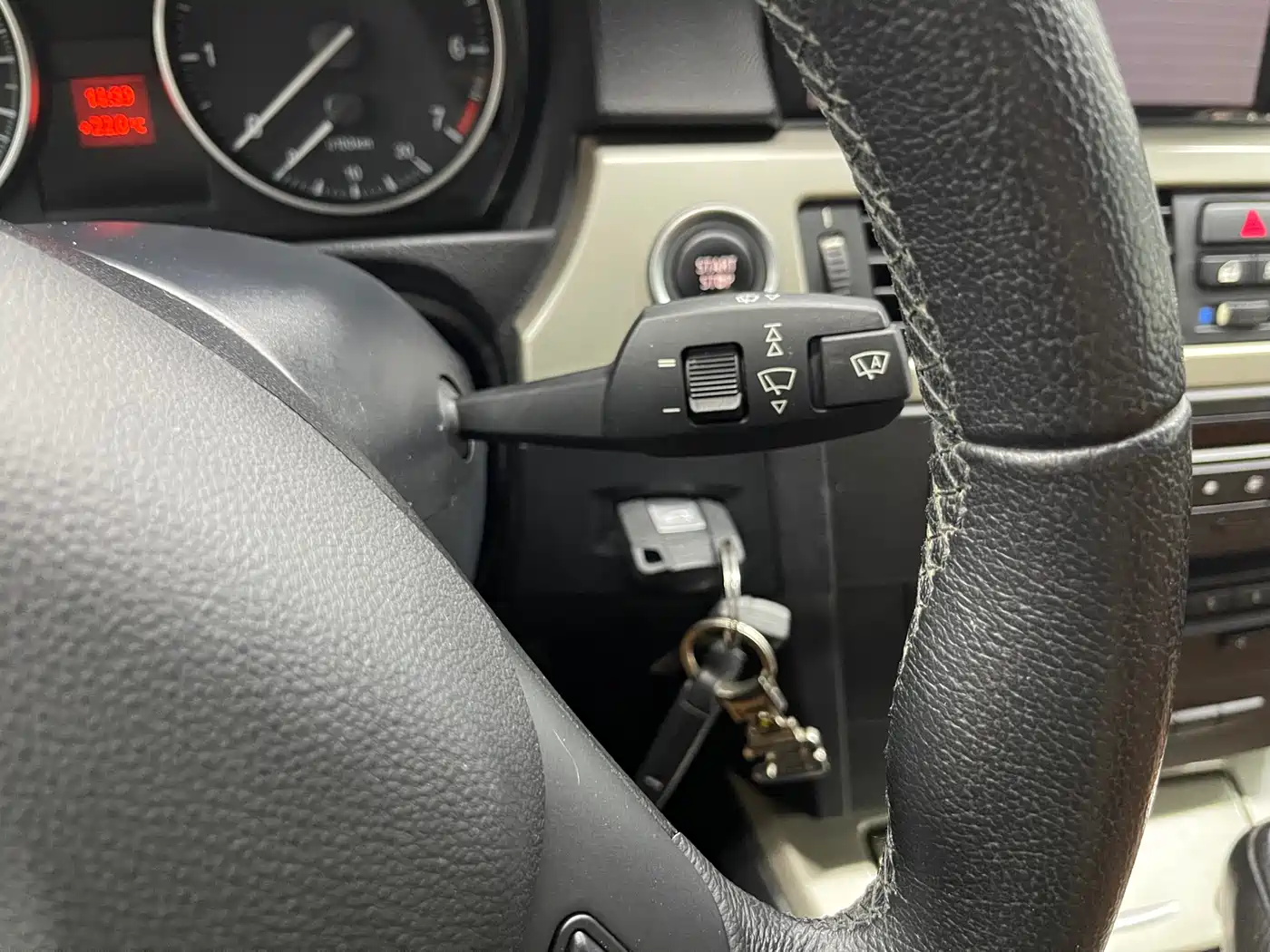 BMW 3 Series 2011 320i Luxury фото 14