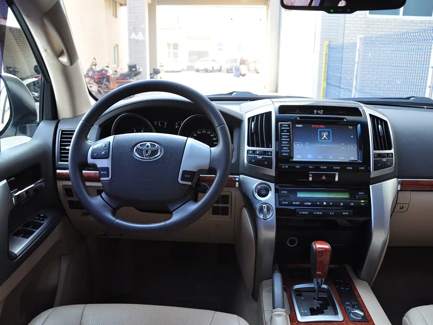Toyota Land Cruiser 2012 4.6L Automatic VX фото 9