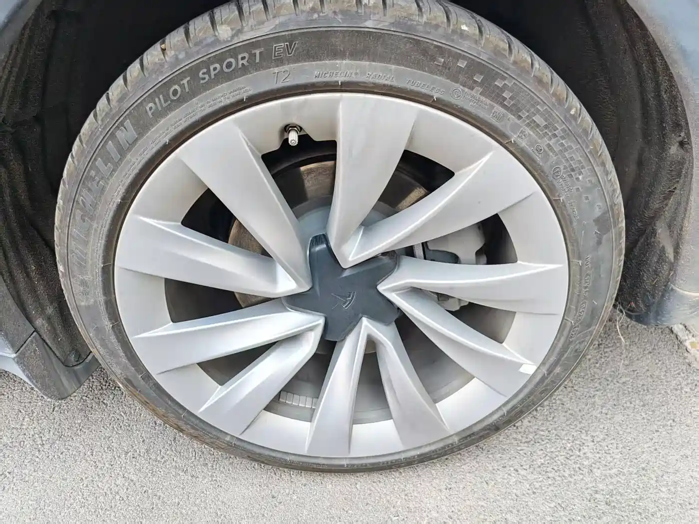 Tesla Model Y 2026 2025 Long Range All-Wheel Drive