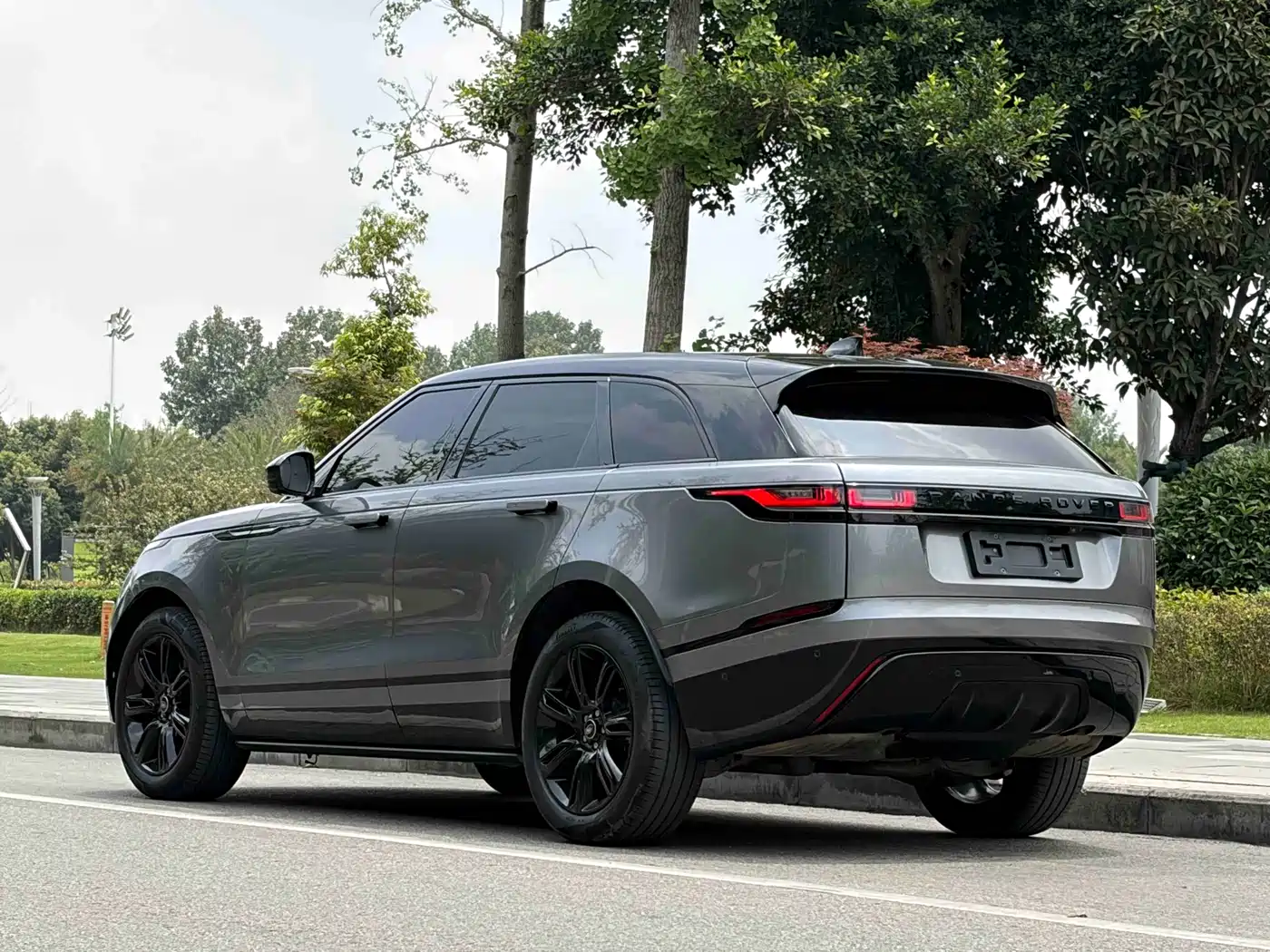 Land Rover Range Rover Velar 2023 250PS Gloss Black Collector's Edition фото 4