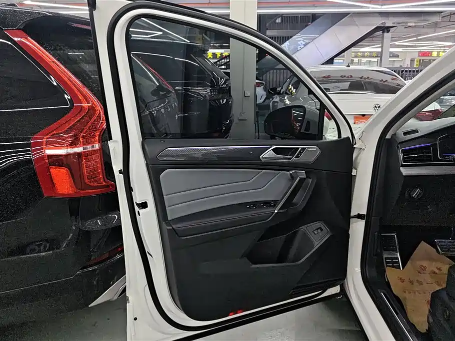 Volkswagen Tiguan L 2022 330TSI Automatic 2WD R-Line Flagship Edition фото 7