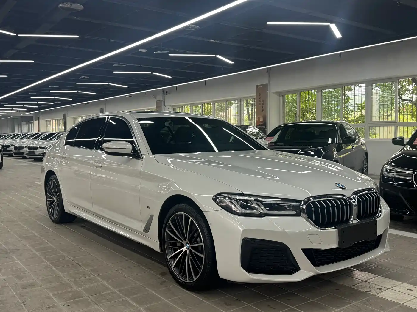 BMW 5 Series 2022 530Li Leading M Sport Package фото 3