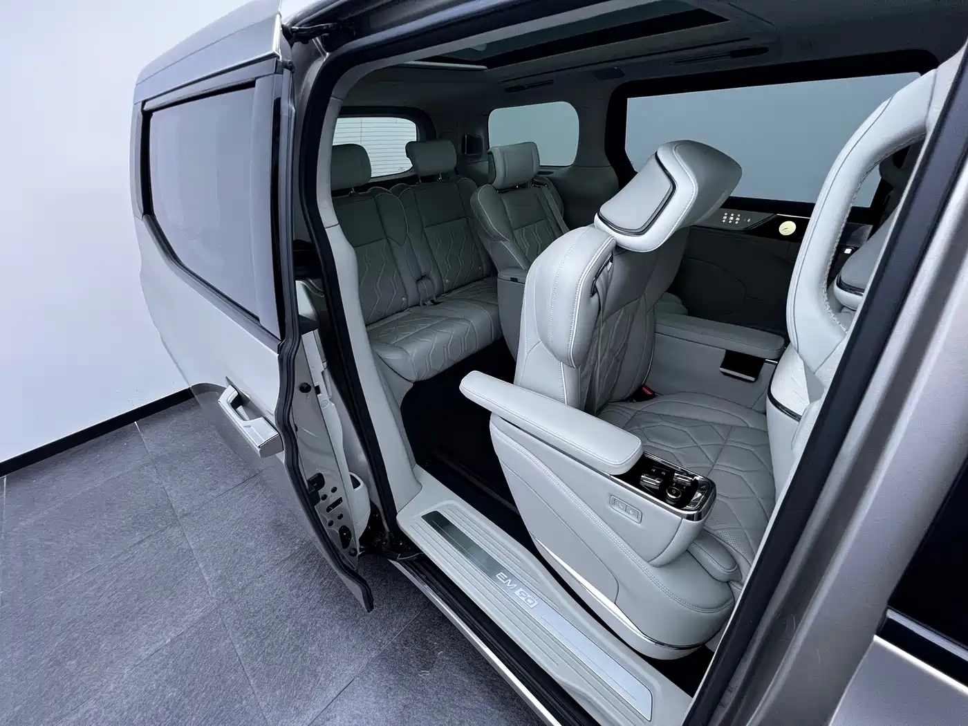 Volvo EM90 2024 2025 Ultra Six-Seater