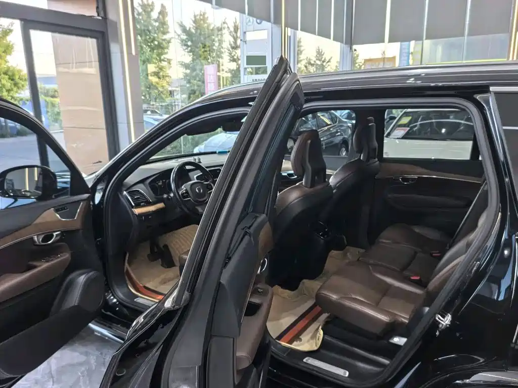 Фото 12 - Volvo XC90