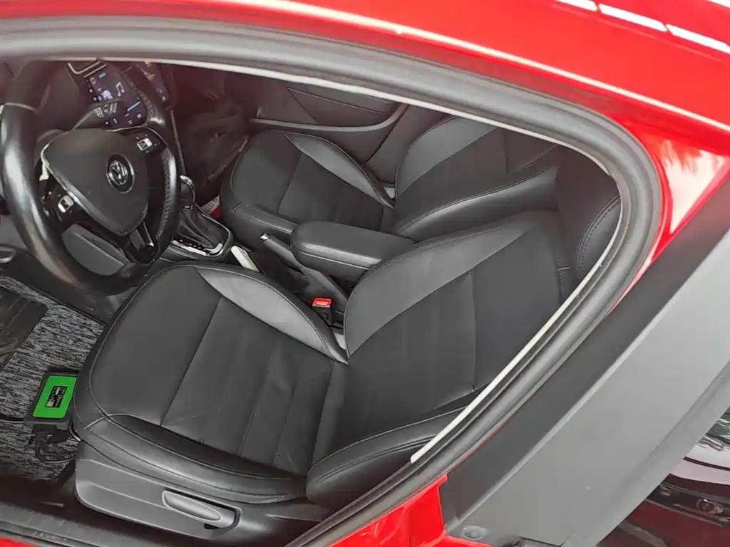 Volkswagen Polo 2014 1.6L Automatic Luxury Edition фото 15