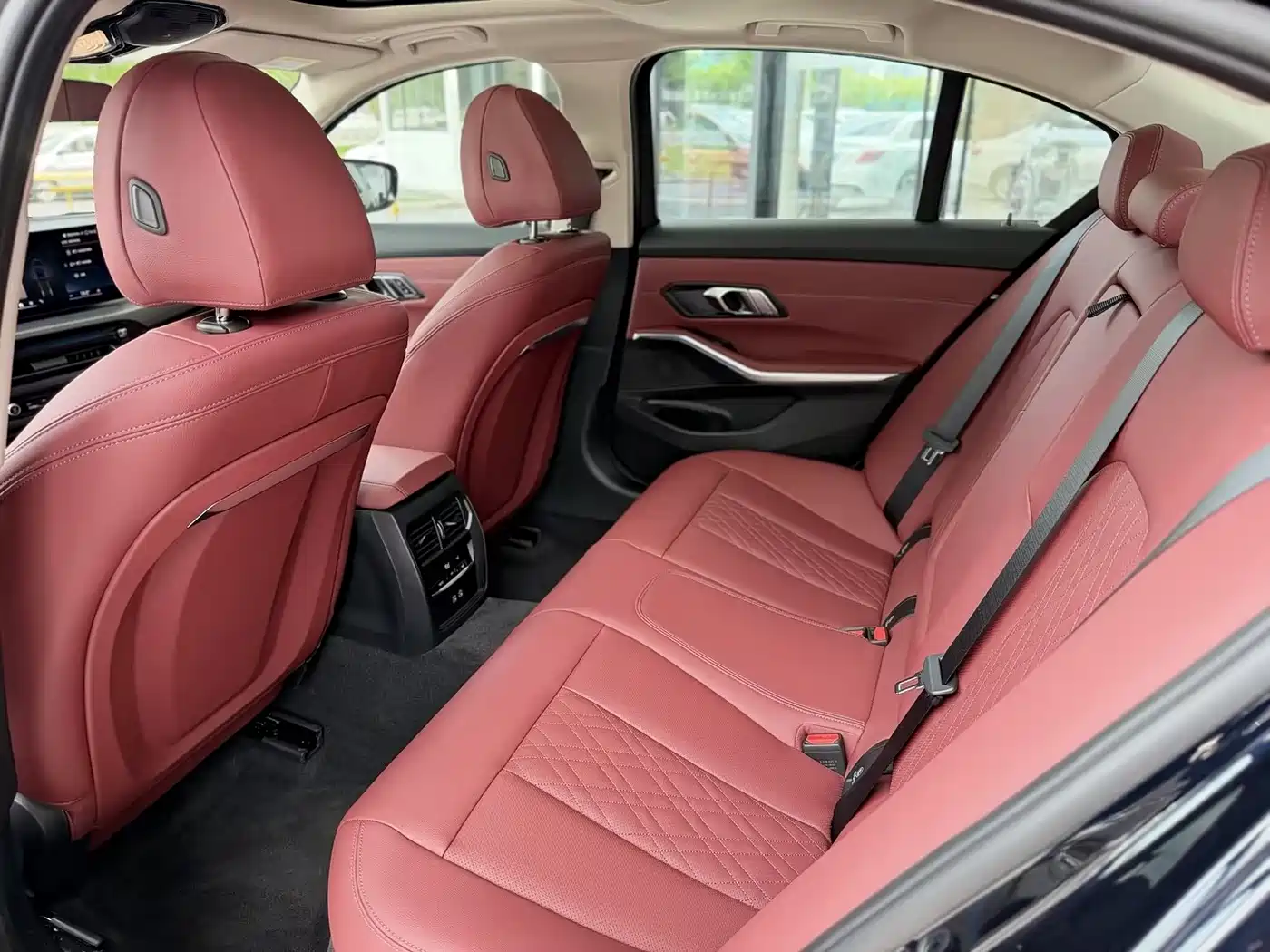 BMW 3 Series 2025 325i M Sport Package фото 9