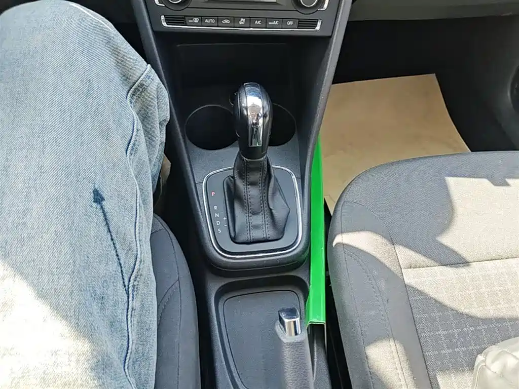 Volkswagen Polo 2014 1.6L Automatic Comfort Edition фото 14