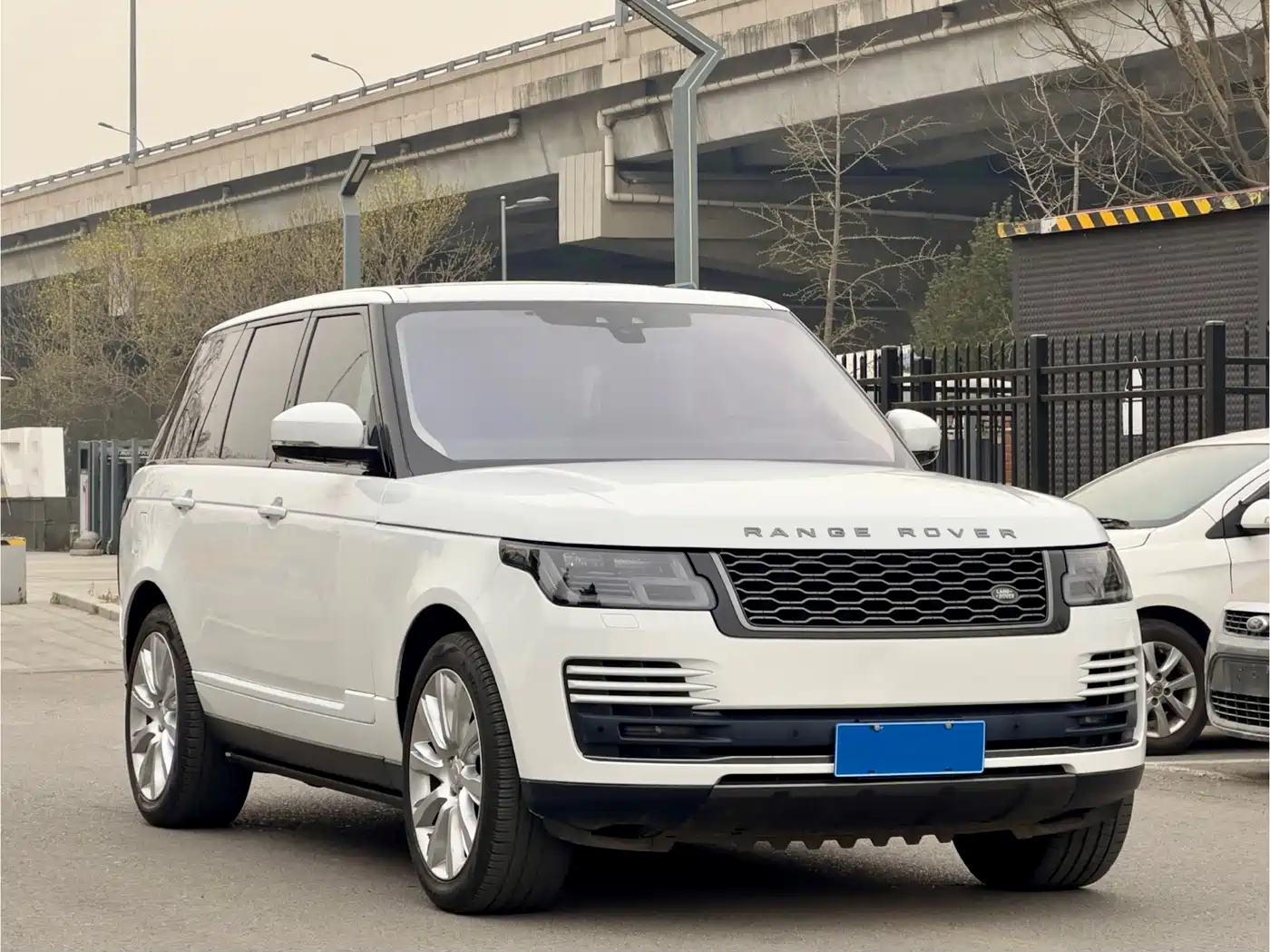 Land Rover Range Rover 2019 3.0 SC V6 Golden Age Edition фото 3