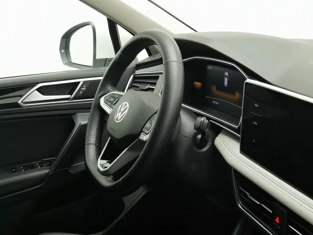Фото 22 - Volkswagen Tiguan L