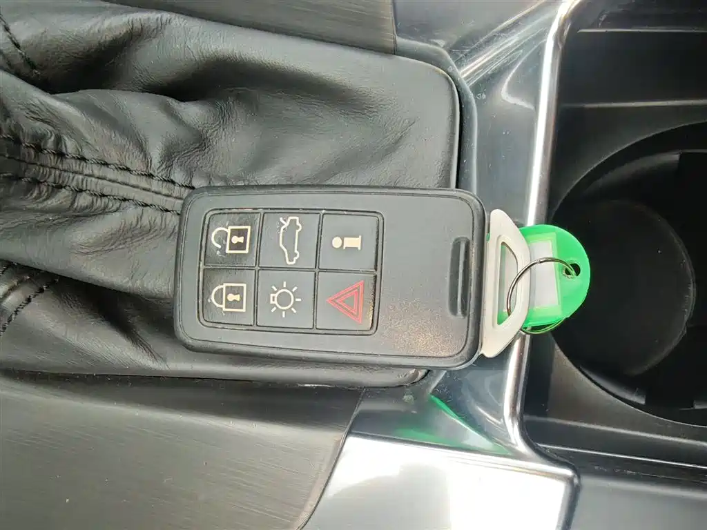 Фото 9 - Volvo S60