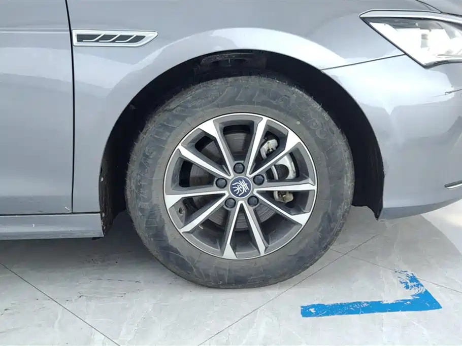 BYD Qin PLUS 2024 Glory Edition DM-i 55KM Leading фото 6