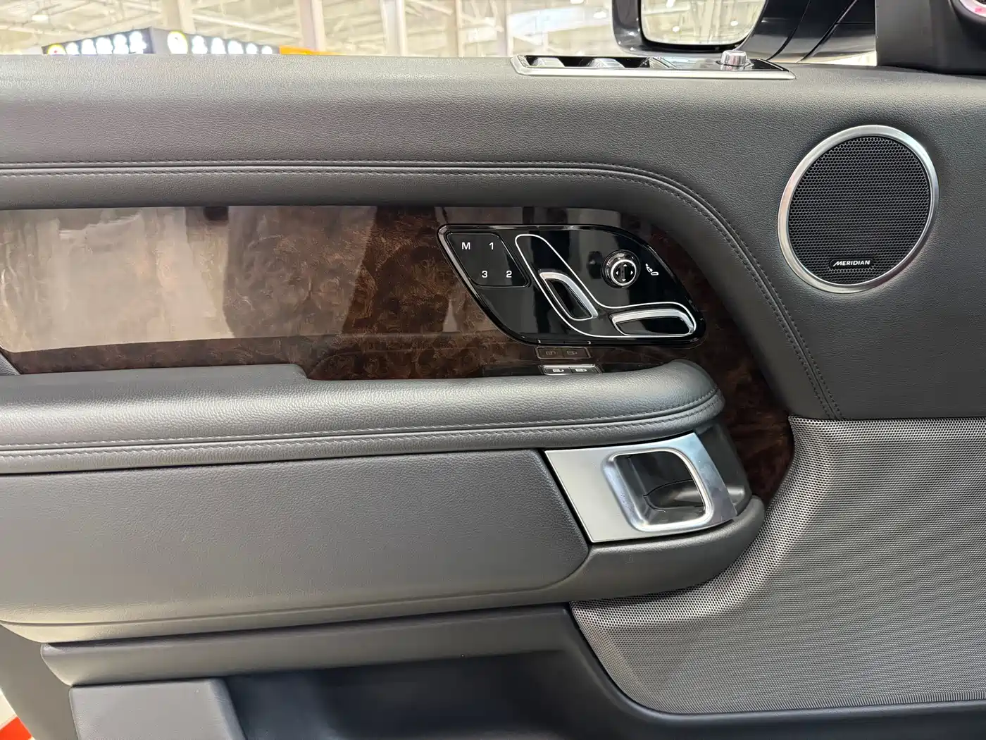 Land Rover Range Rover 2021 3.0 L6 Golden Age Edition фото 8
