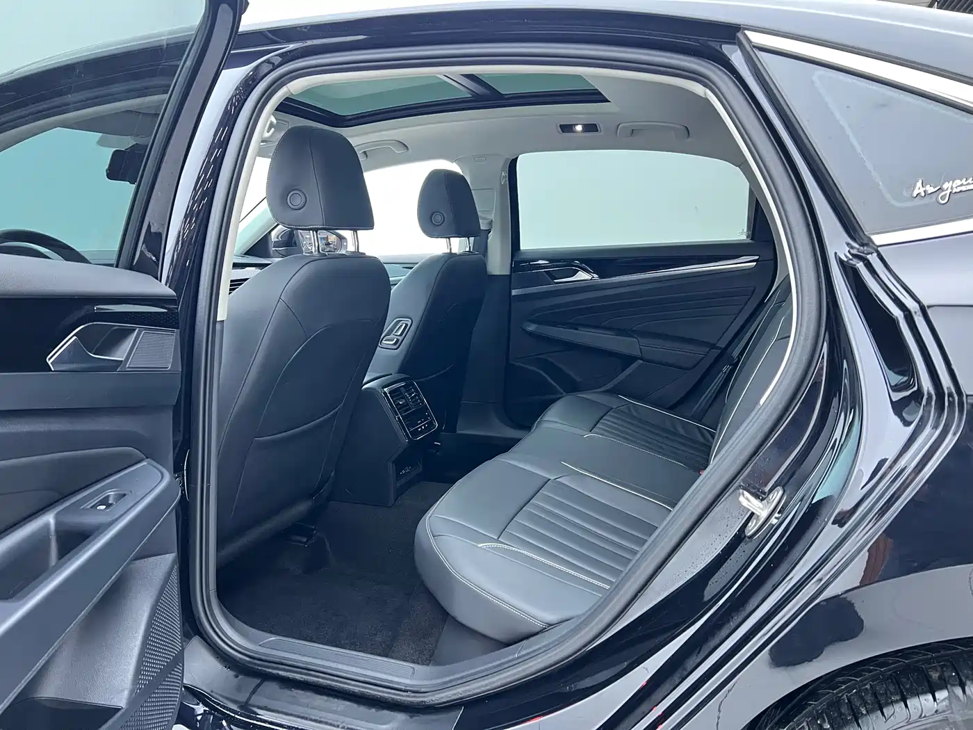 Volkswagen Passat 2023 Facelift 330TSI Starlight Elite Edition фото 6