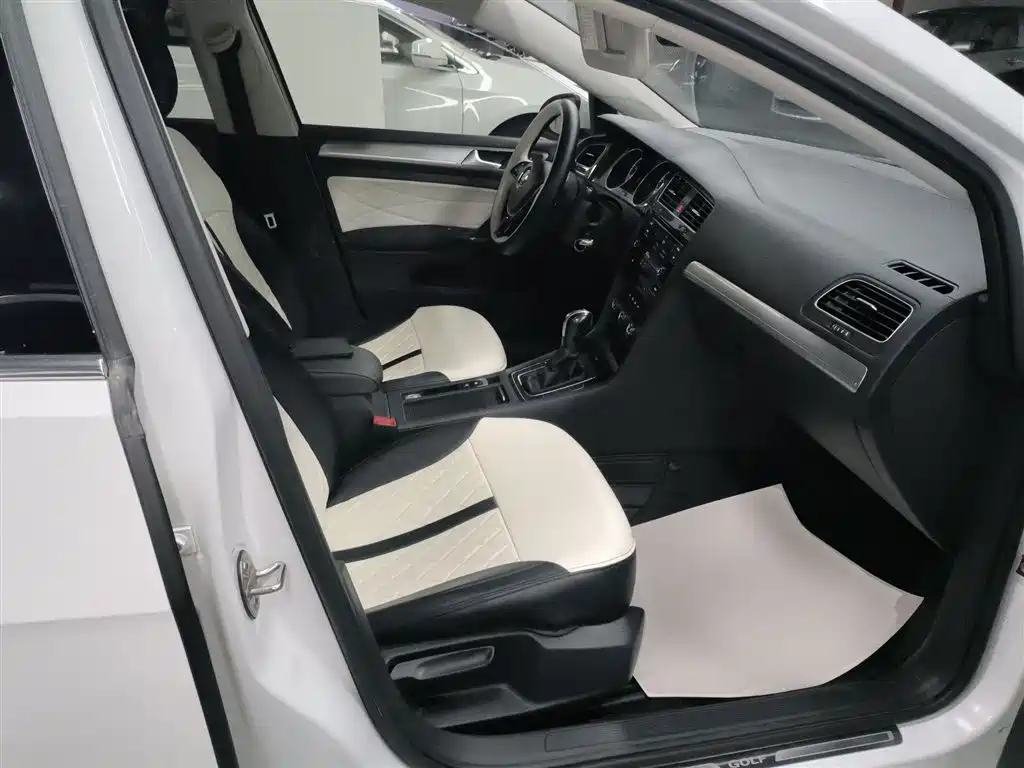 Volkswagen Golf 2018 230TSI Automatic Comfort фото 25