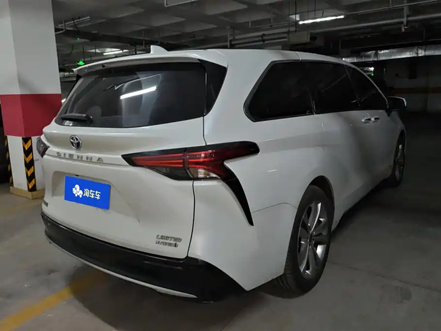 Toyota Sienna 2024 2.5L Hybrid Premium Edition фото 3