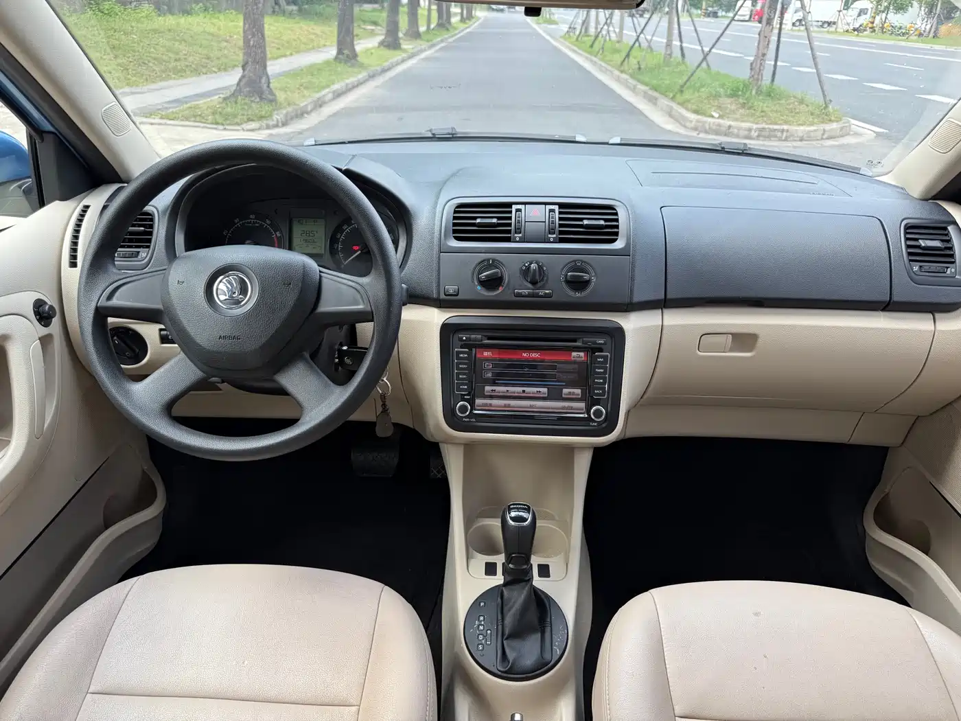 Škoda Fabia 2014 1.4L Automatic Crystal Edition фото 8