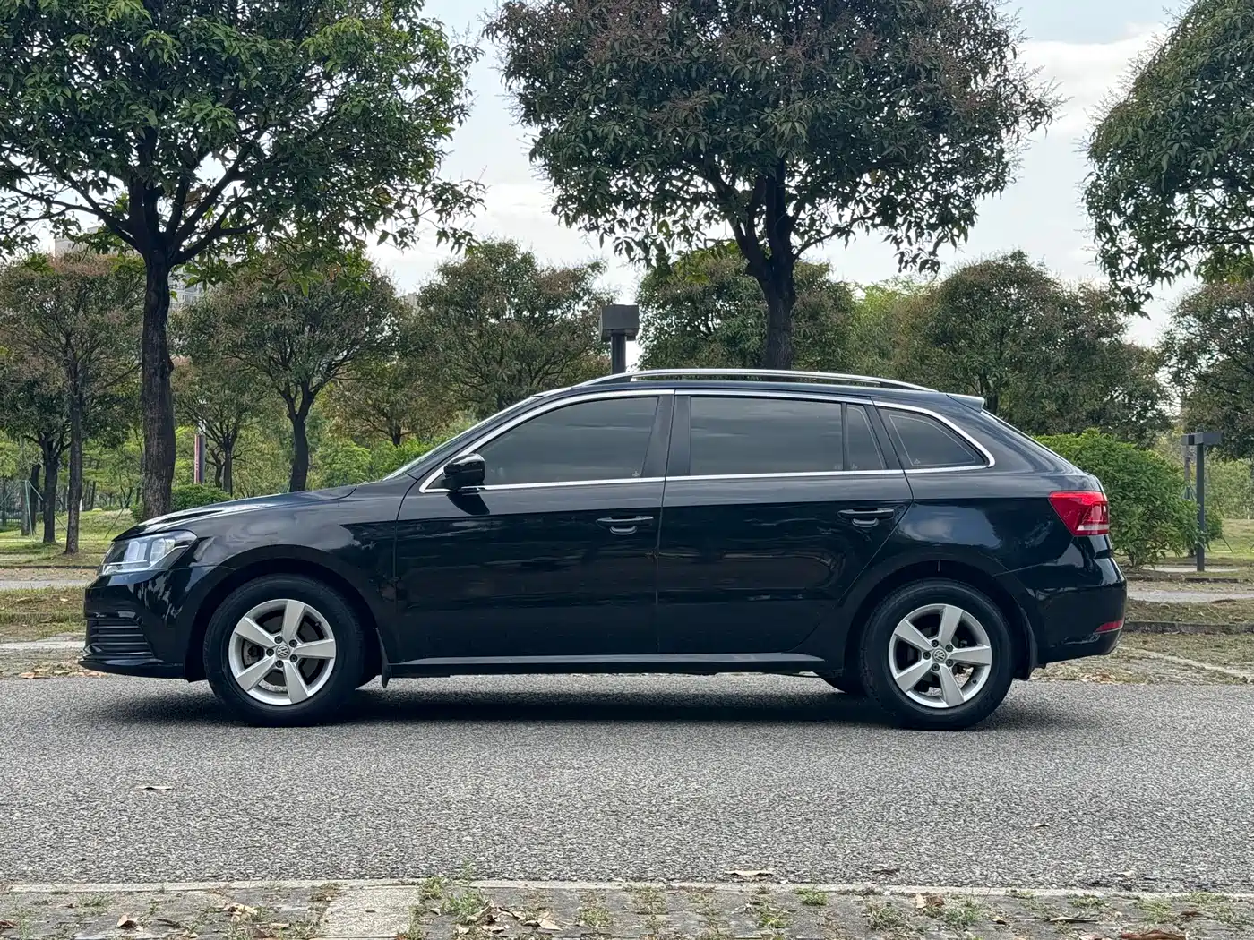 Volkswagen Lavida Tour 2015 1.6L Automatic Trend Edition фото 4