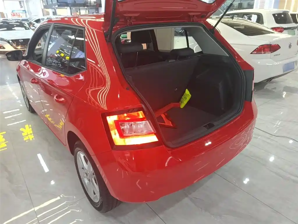 Škoda Fabia 2017 1.4L Auto Car Enjoy Edition фото 5