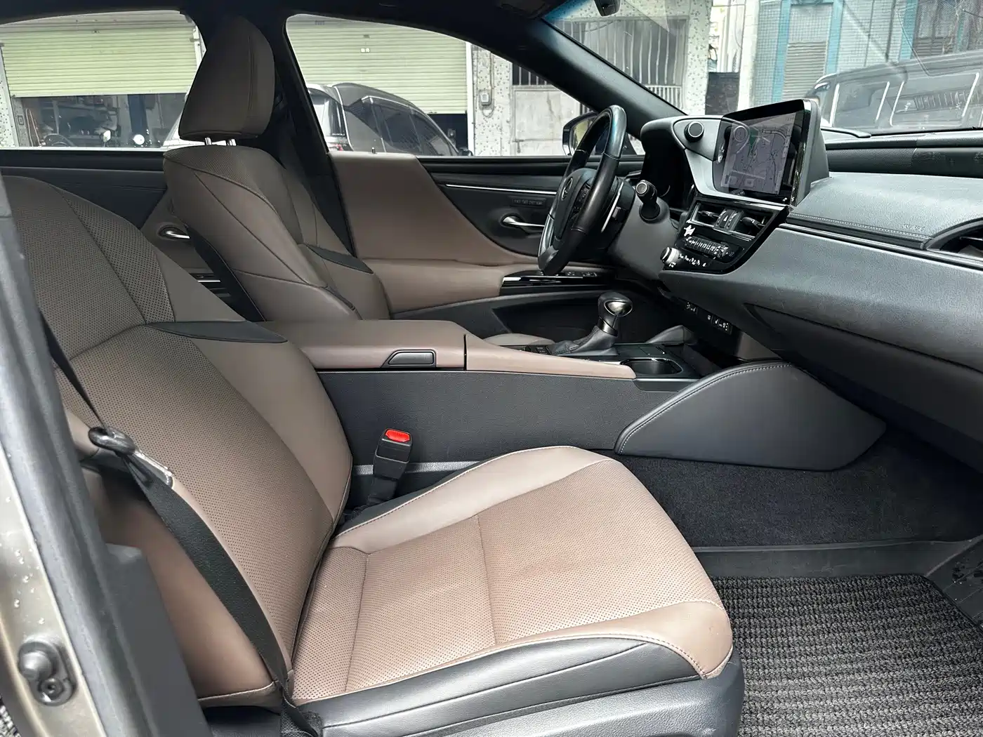 Photo 4 - Lexus ES