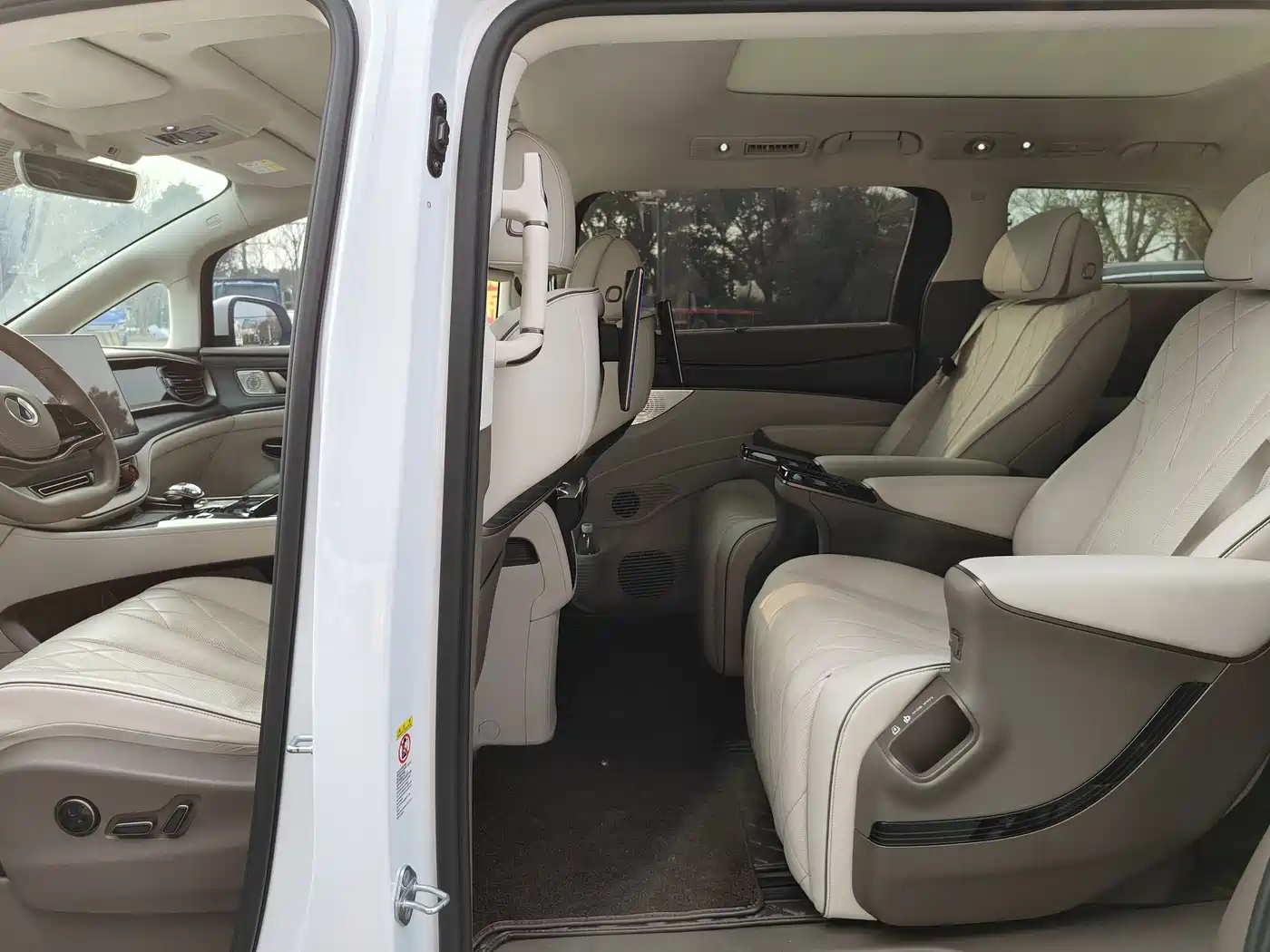 Denza D9 2022 DM-i 970 AWD Flagship фото 10