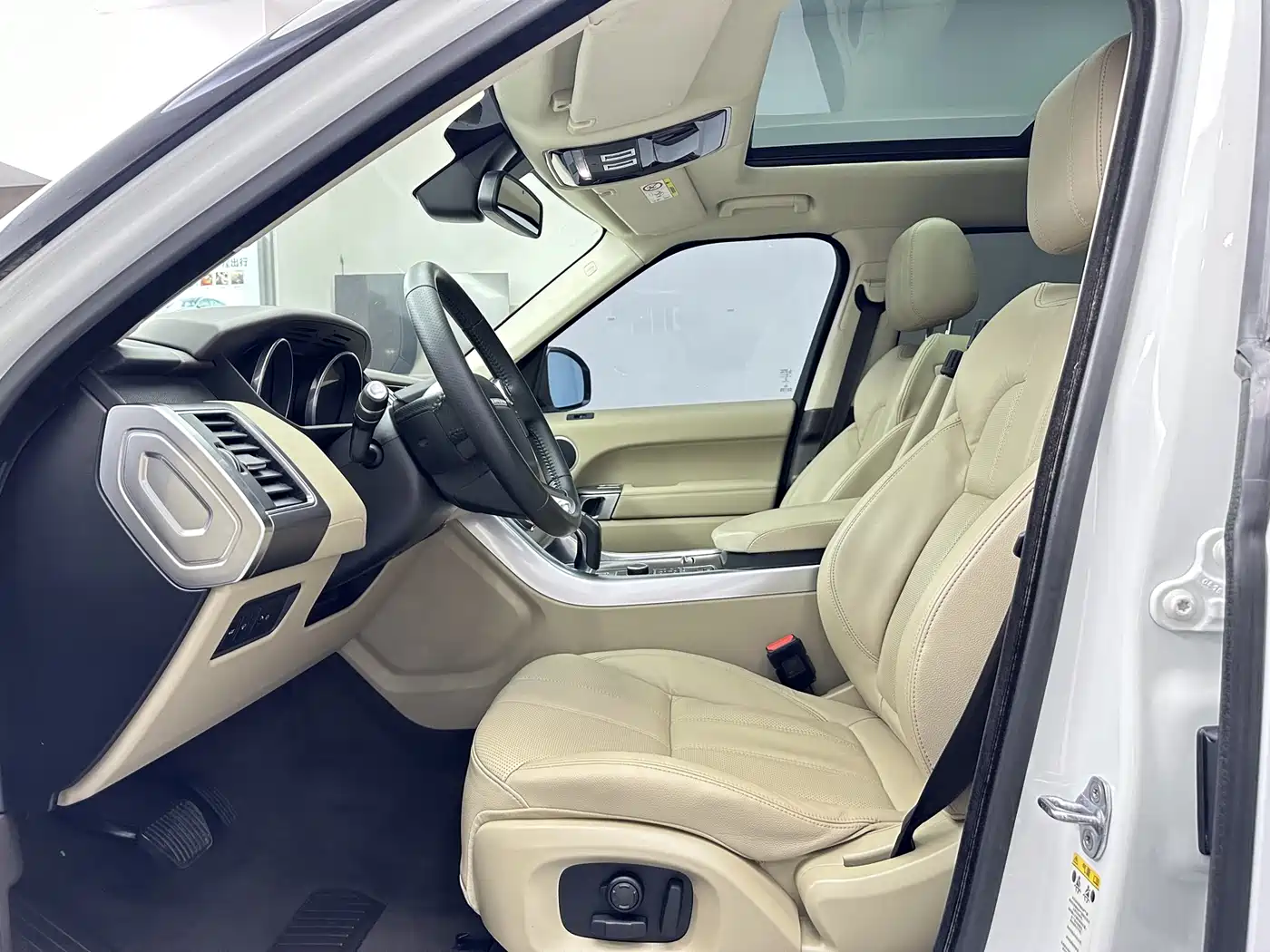 Land Rover Range Rover Sport 2016 Model 3.0 SC V6 SE фото 9