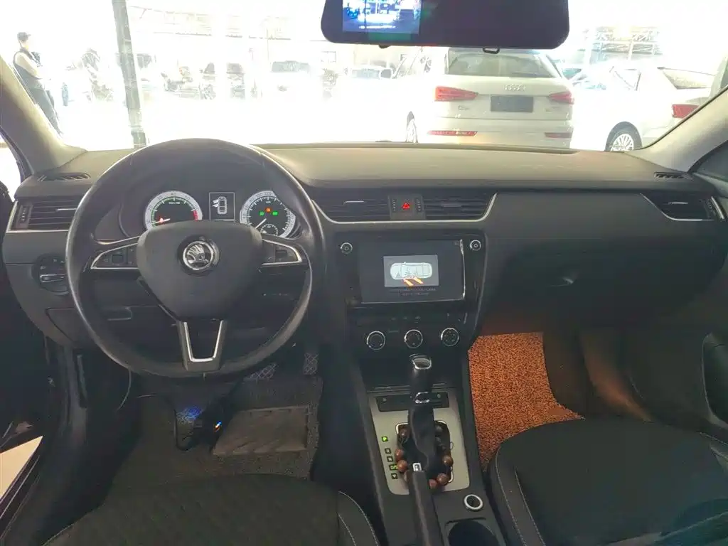 Škoda Octavia 2018 1.6L Automatic Luxury фото 6