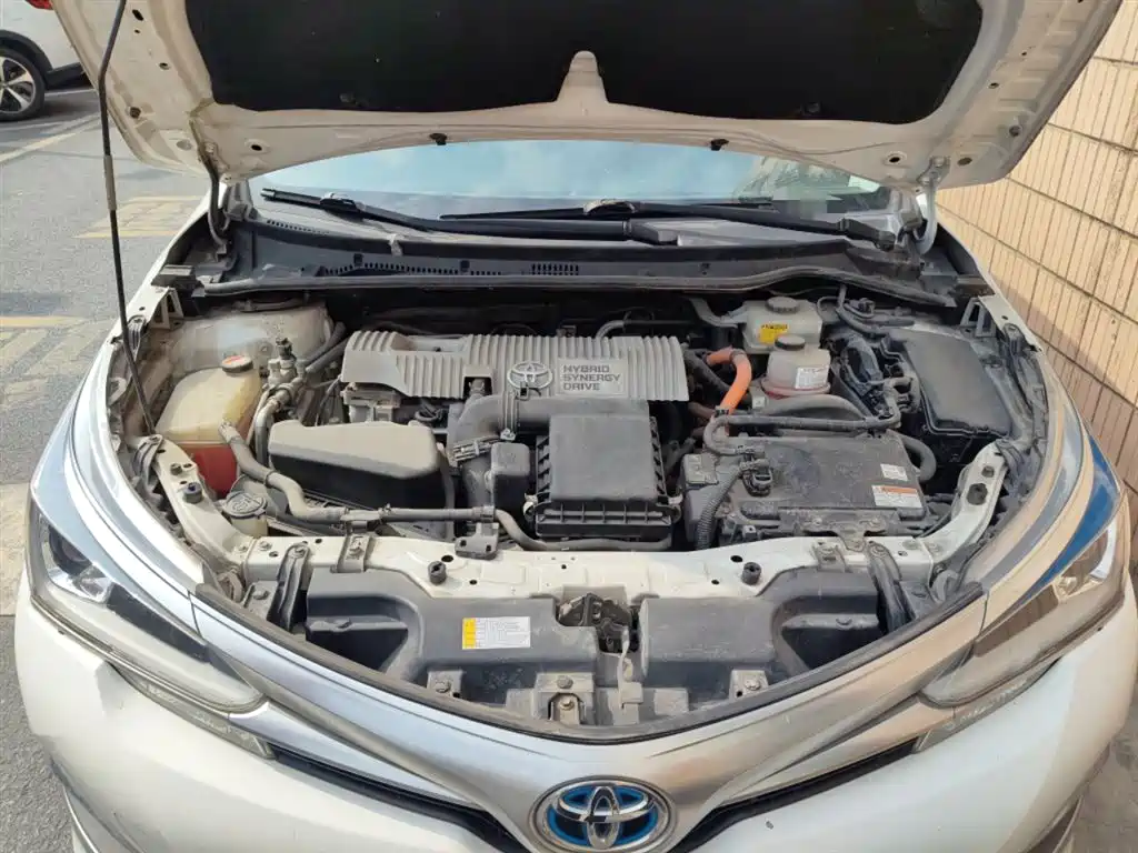 Toyota Corolla 2016 Hybrid 1.8L E-CVT Leading Edition фото 11