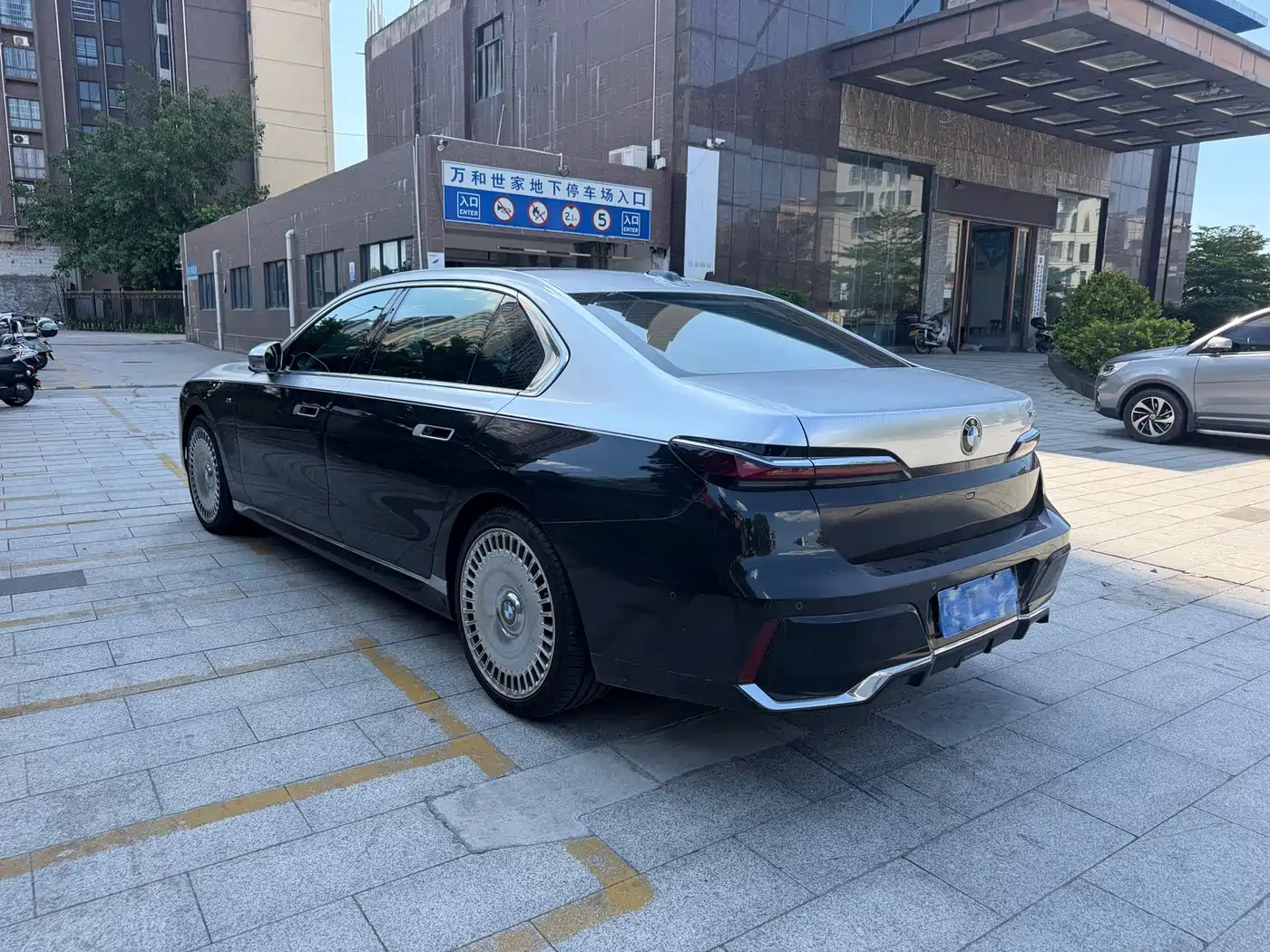 BMW 7 Series 2023 Facelift 740Li Exclusive M Sport Package фото 12