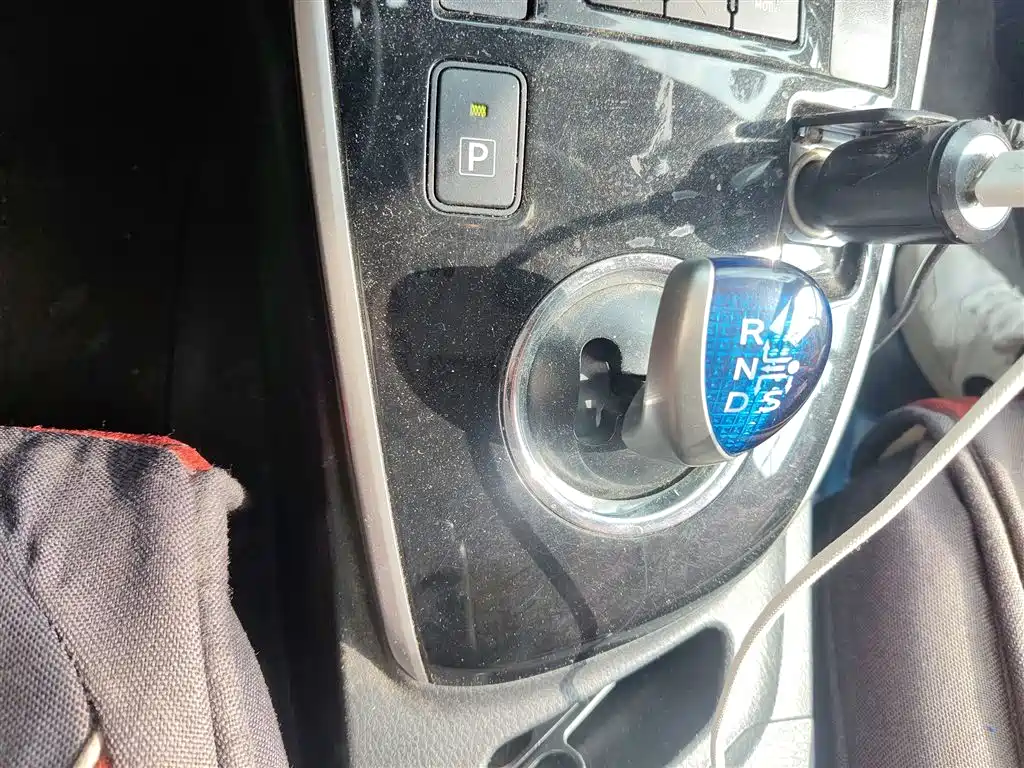 Toyota Corolla 2016 Hybrid 1.8L E-CVT Leading Edition фото 7