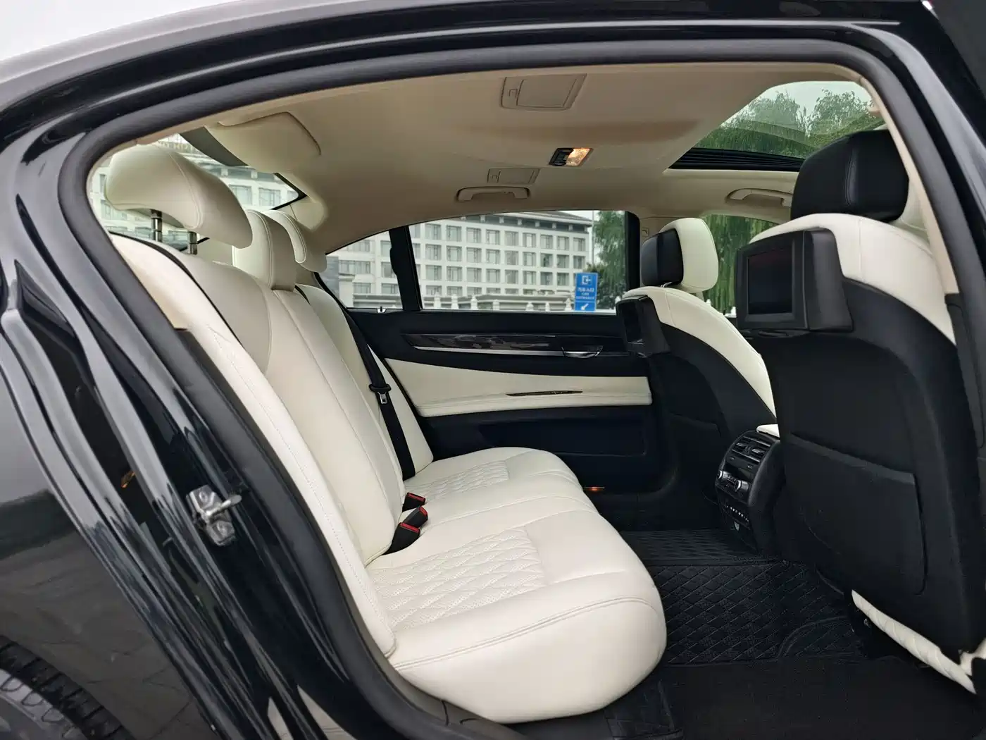 BMW 7 Series 2011 740Li Steinway Limited Edition фото 15