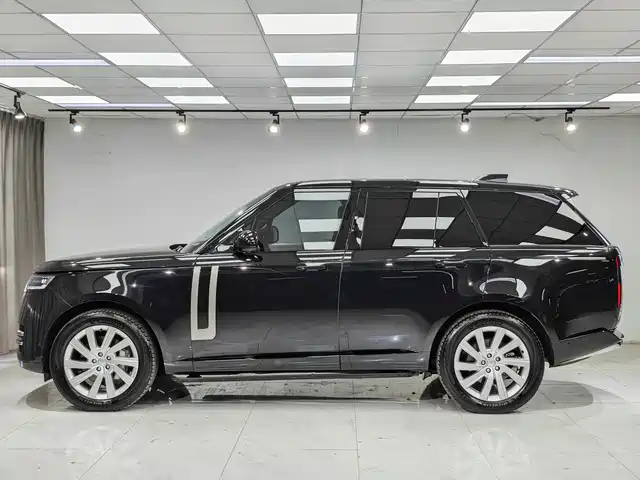 Land Rover Range Rover 2023 3.0 L6 360PS Golden Age Edition — фото 3