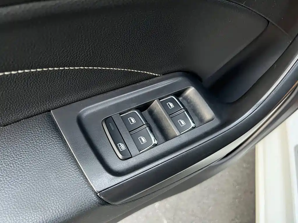 Roewe i6 2021 2020 PLUS 1.6L CVT 4G Connected Glory Holographic Edition