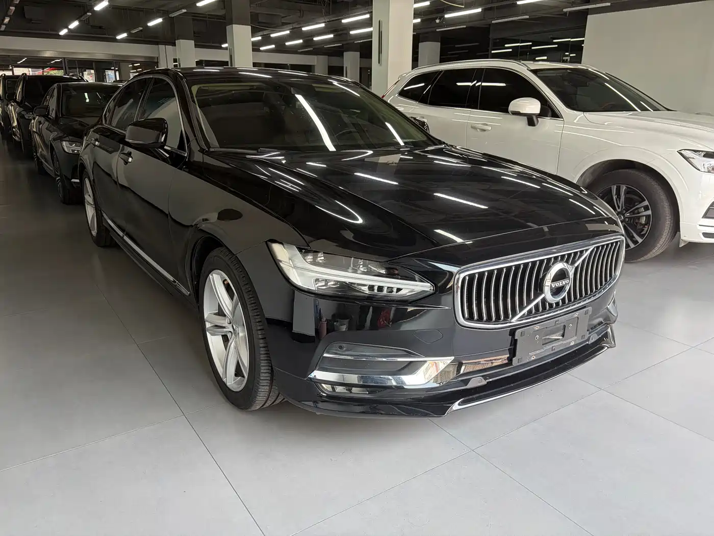 Фото 3 - Volvo S90