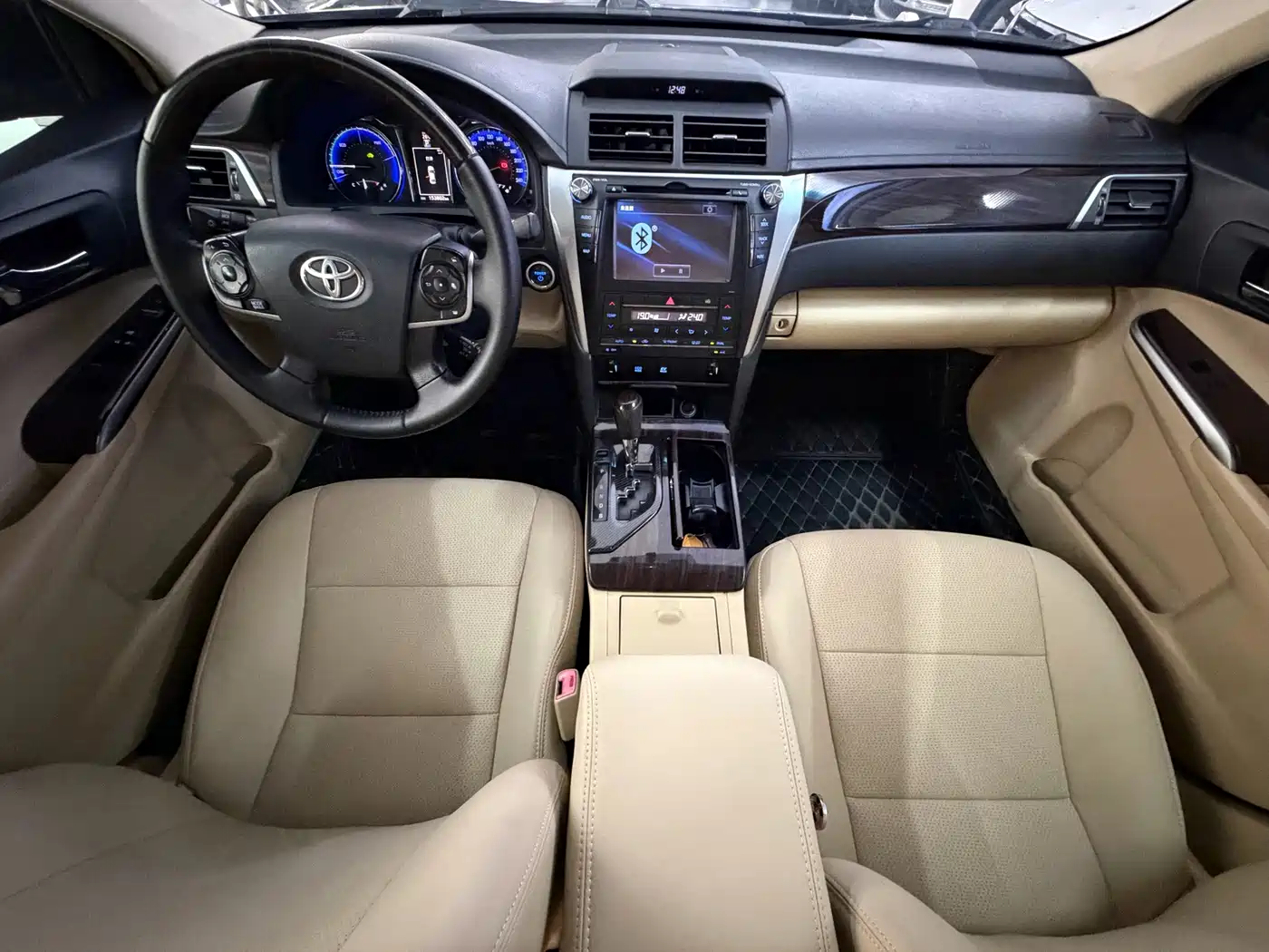 Фото 8 - Toyota Camry