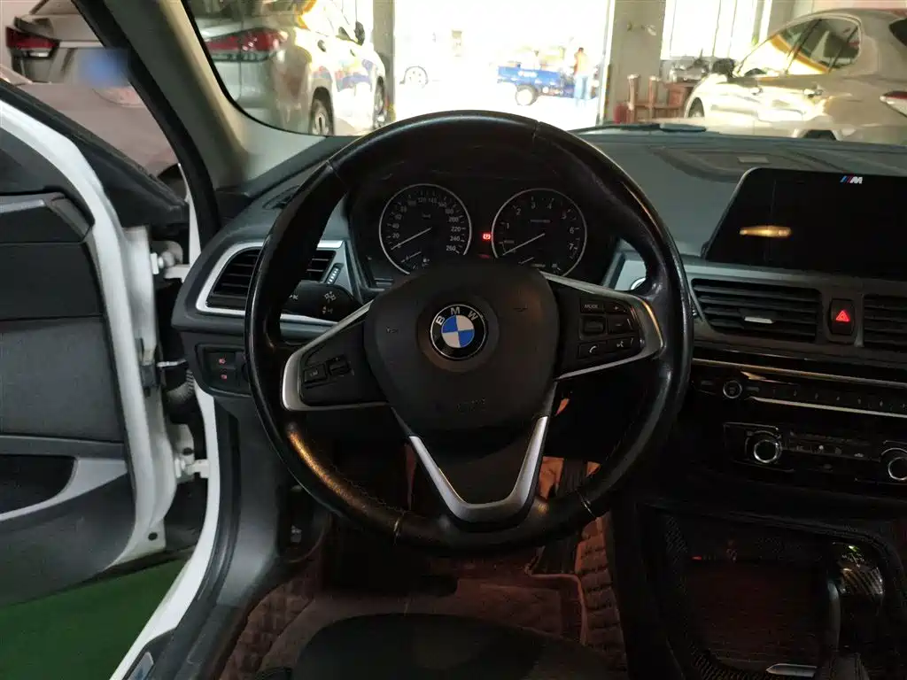 BMW 1 Series 2017 118i Sport фото 3