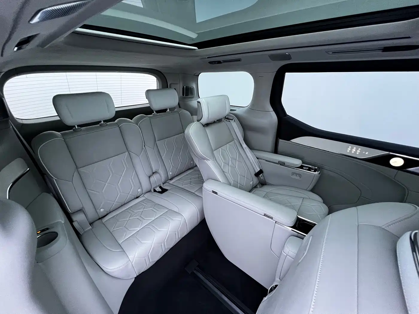 Volvo EM90 2024 2025 Ultra Six-Seater