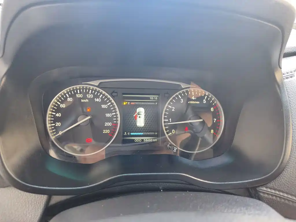 SWM Motor SWM X7 2018 2016 1.8L Manual Luxury 7-seater