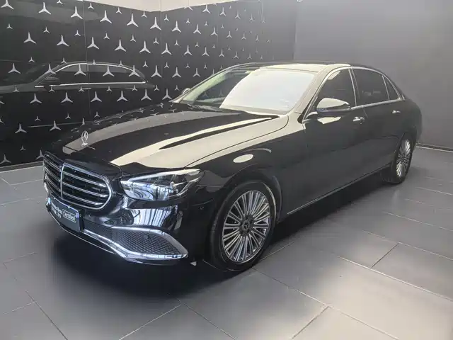 Mercedes-Benz E E 300 L, Стиль