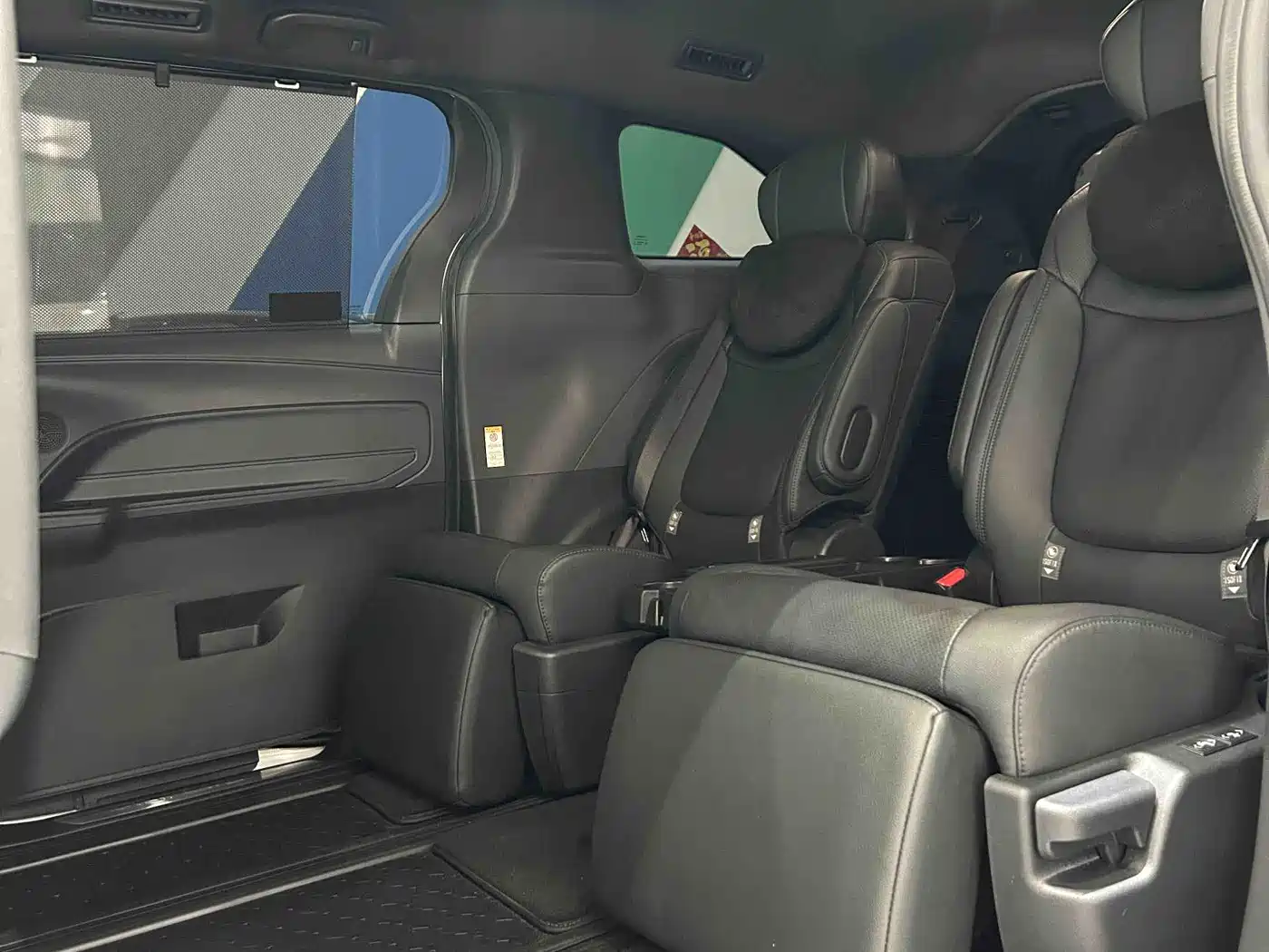 Toyota Sienna 2023 2.5L Hybrid Premium Edition фото 10