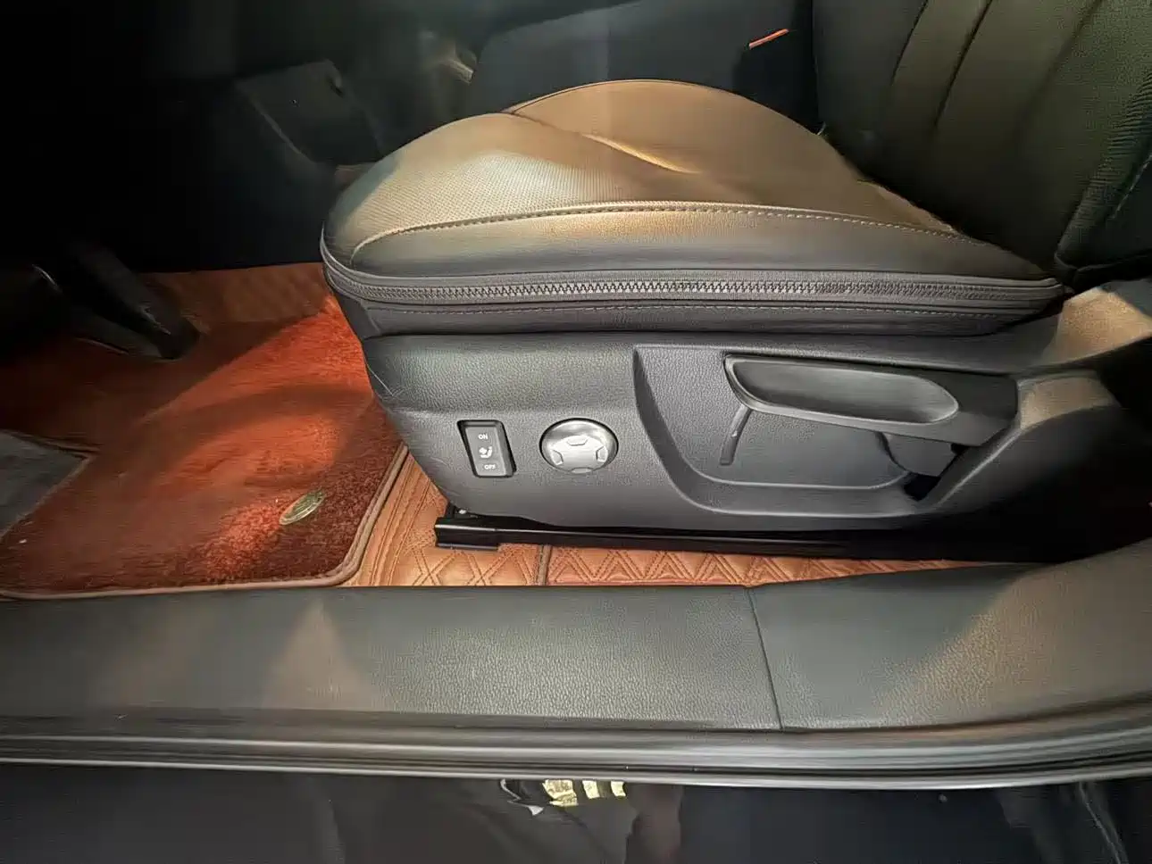 Hongqi E-QM5 2023 Basic Travel Edition фото 4