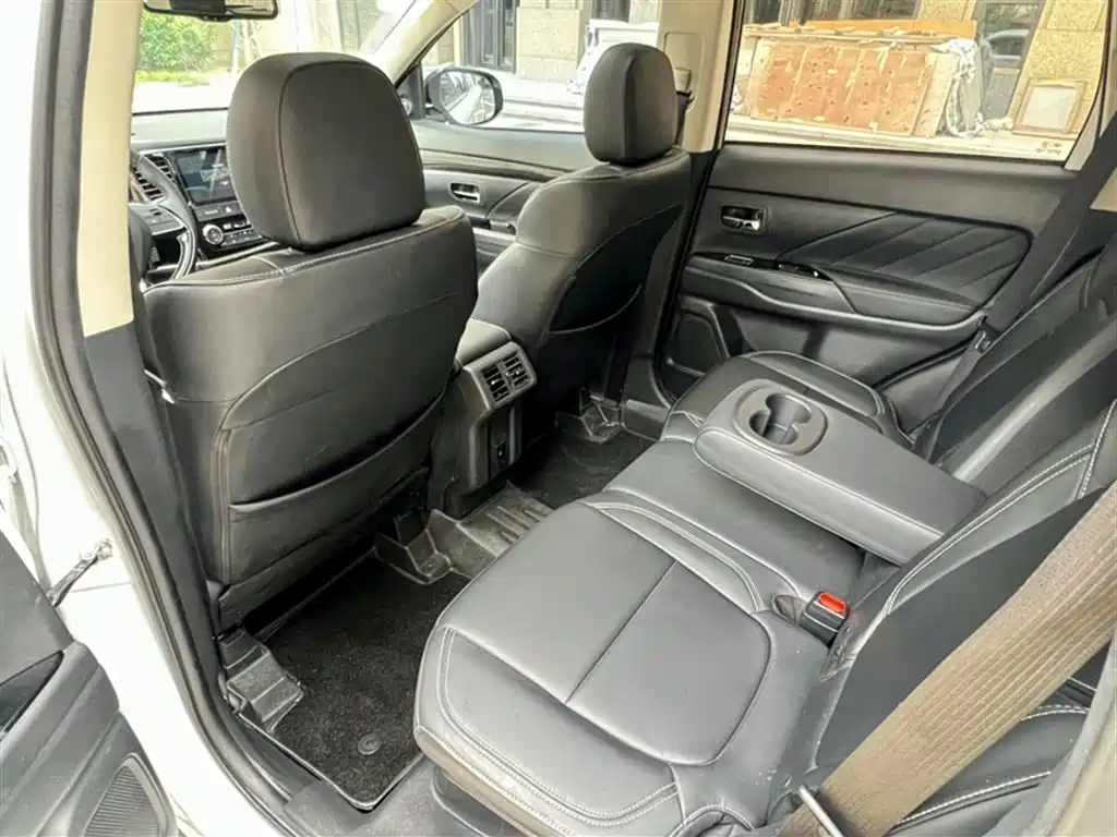 MITSUBISHI OUTLANDER