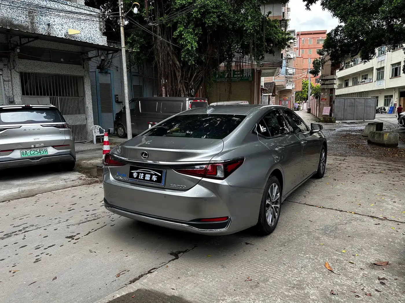 Photo 8 - Lexus ES