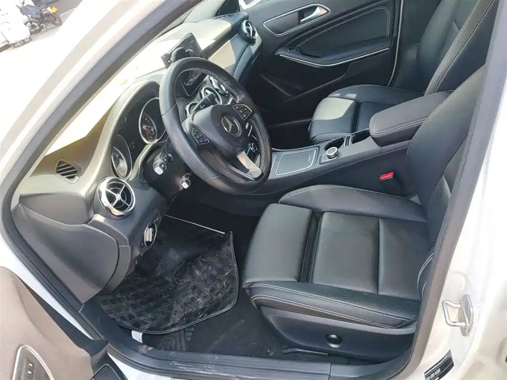 Mercedes-Benz GLA 2017 GLA 200 Dynamic фото 15