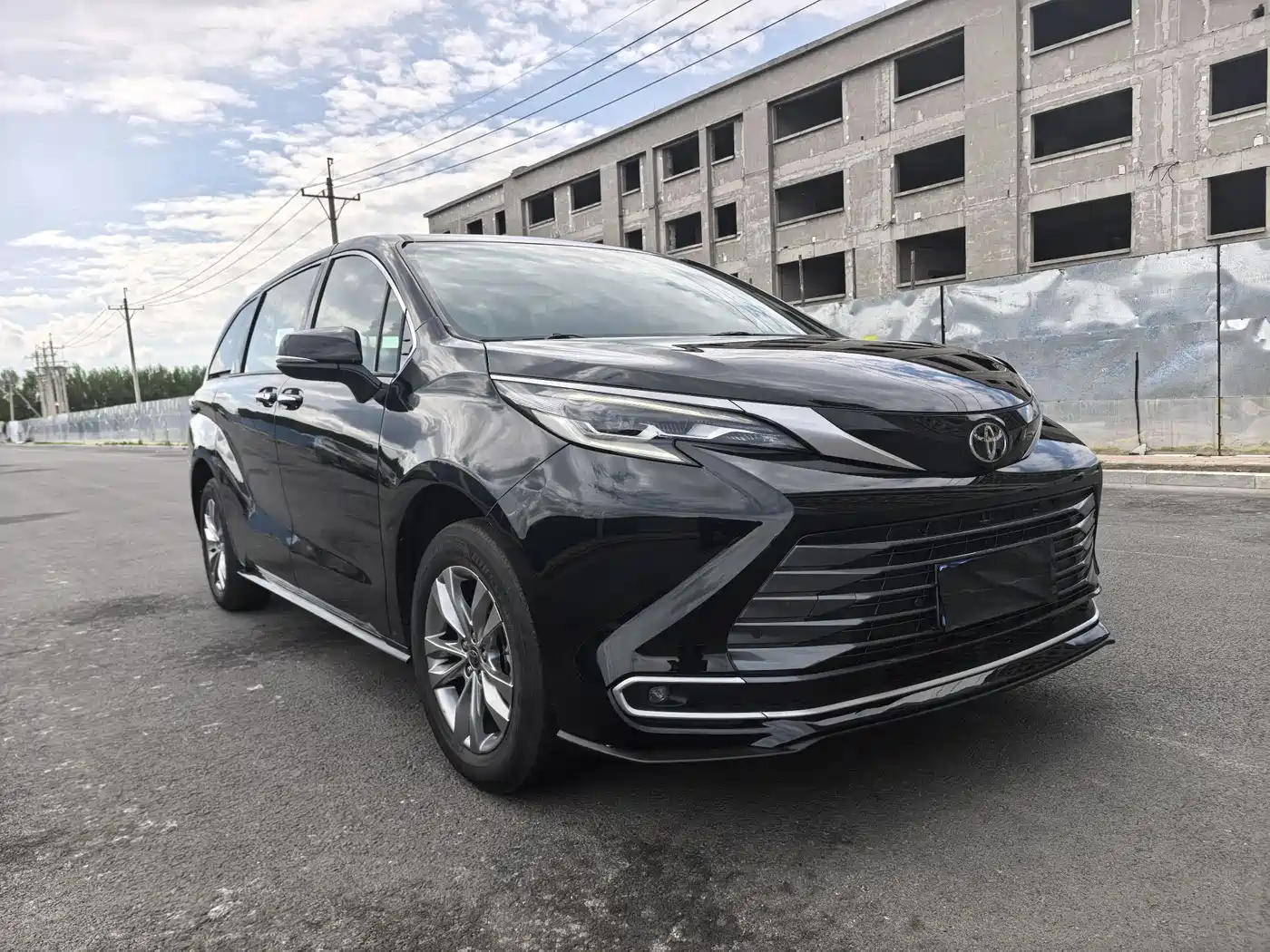 Toyota Sienna 2024 2.5L Hybrid AWD Luxury Edition фото 3