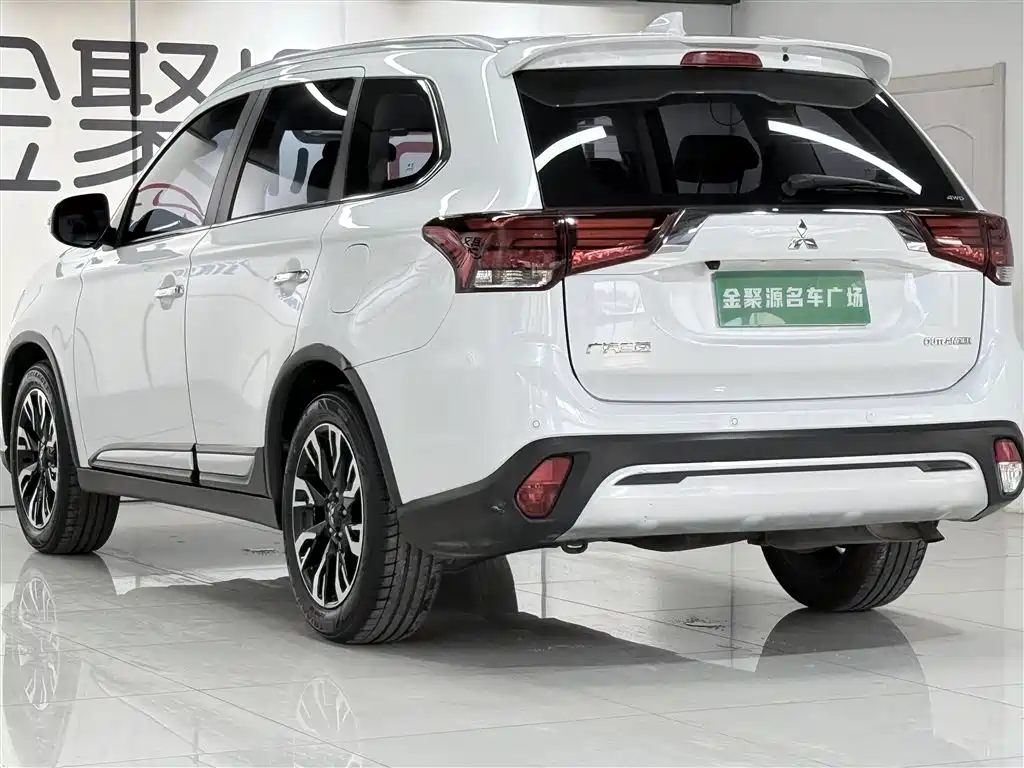 Mitsubishi Outlander 2020 2.4L 4WD Luxury 5-seater фото 4
