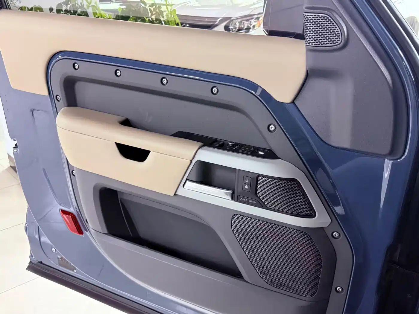 Photo 12 - Land Rover Defender