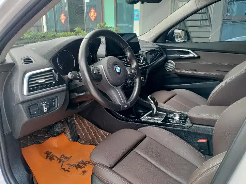 BMW 1 Series 2022 120i M Sport Shadow Edition фото 4