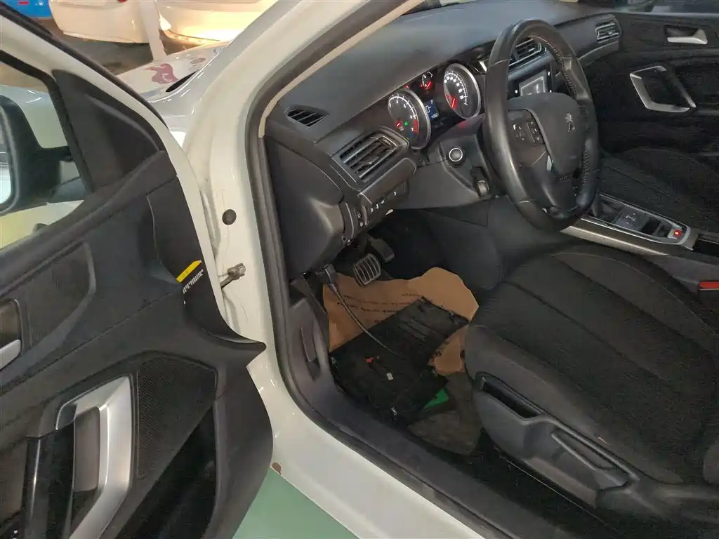 Peugeot 408 2015 Model 1.2T Automatic Luxury Edition фото 9