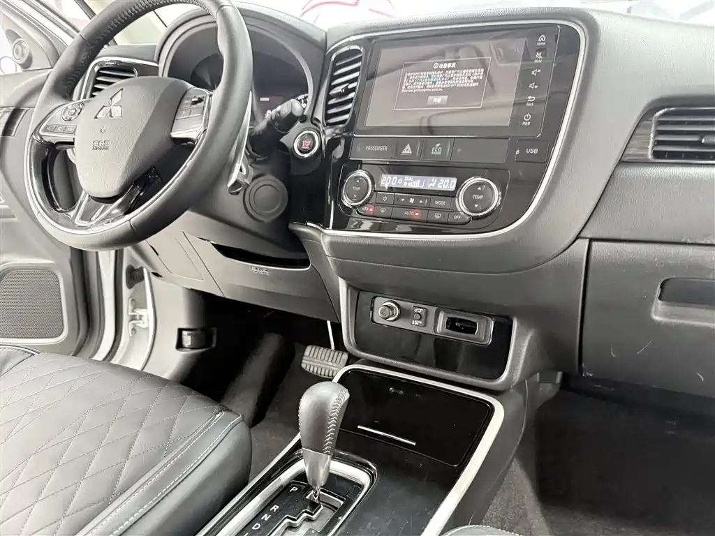 Mitsubishi Outlander 2020 2.4L 4WD Luxury 5-seater фото 17